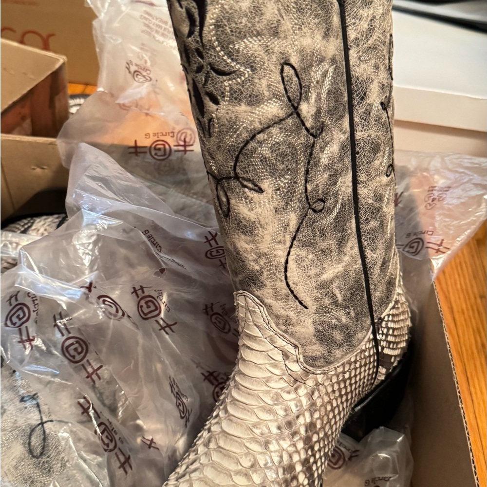 Gray Snakeskin Western Boots with Intricate Accents